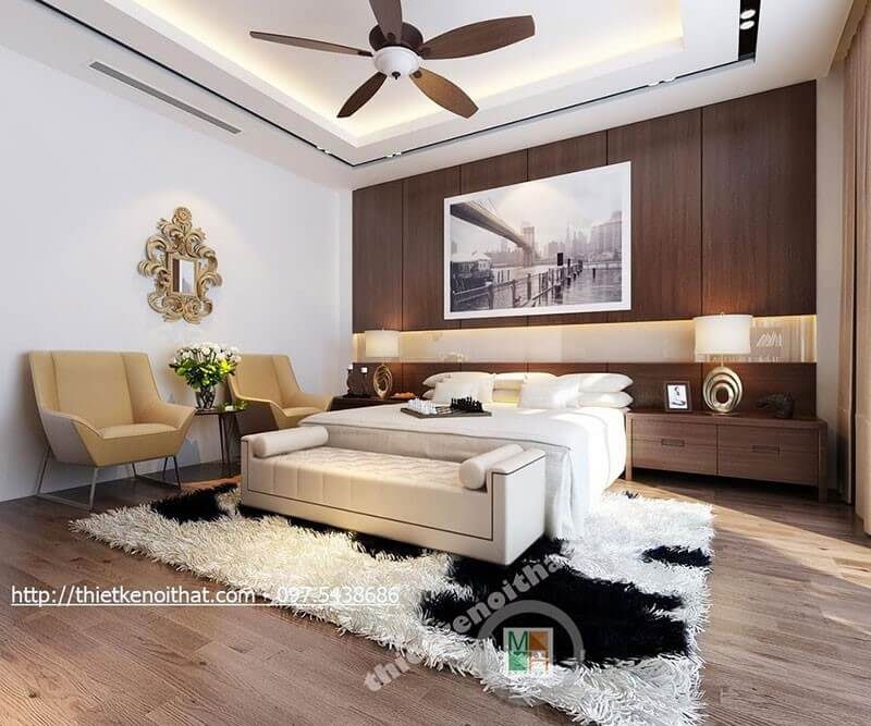 Bức tường sau giường được ốp gỗ tạo cảm giác nhẹ nhàng, thư giản cho phòng ngủ