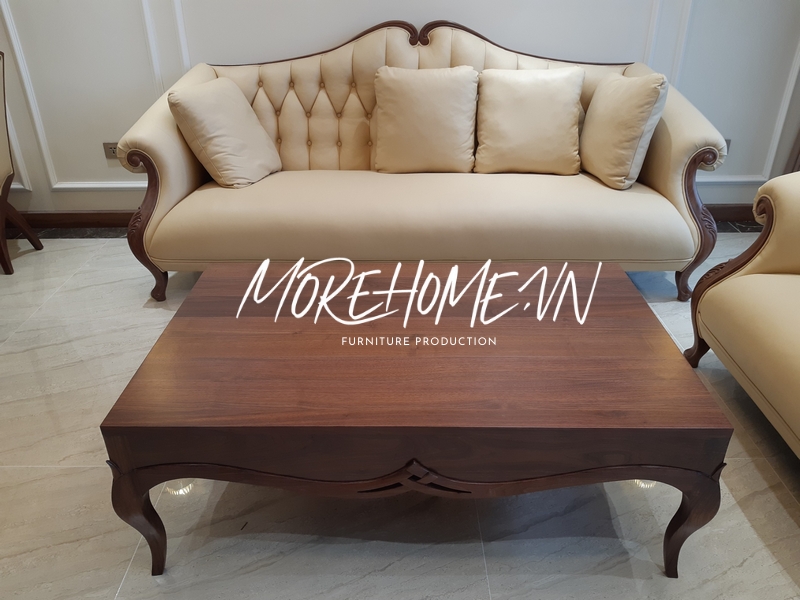Thi công sofa văng dài có tựa bọc da màu be tân cổ điển đường nét hoàn hảo đến từng chi tiết thể hiện đẳng cấp, sang trọng cho không gian cũng như bộ mặt của gia chủ