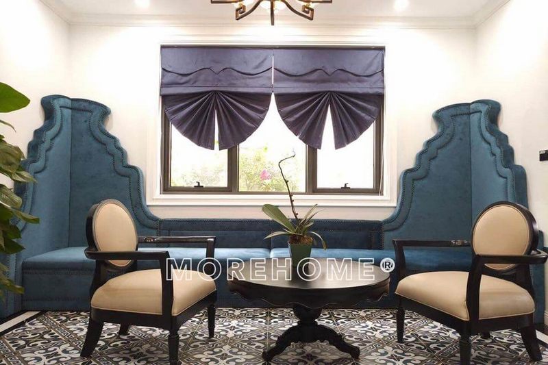 Bàn ghế uống trà để thư giãn được đặt tại khu vực chung của căn hộ.
